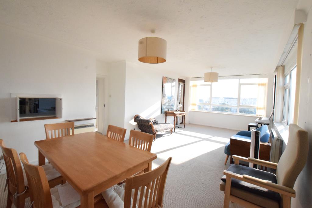 Lot: 122 - THREE-BEDROOM TOWN CENTRE FLAT - Living and dining room of the flat